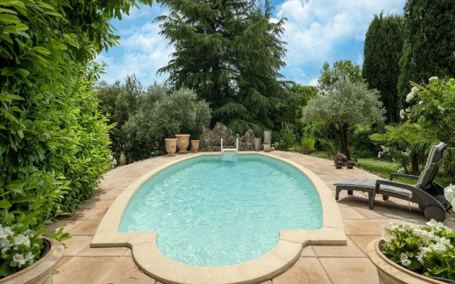 Majestic Holiday Home in Laroque With hot tub