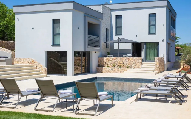 Villa Astrum With Heated Pool Jacuzzi and Sauna