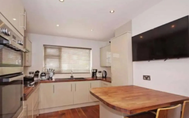 3 Bed House In Harrogate 2 Hot Tubs & Pet Freindly