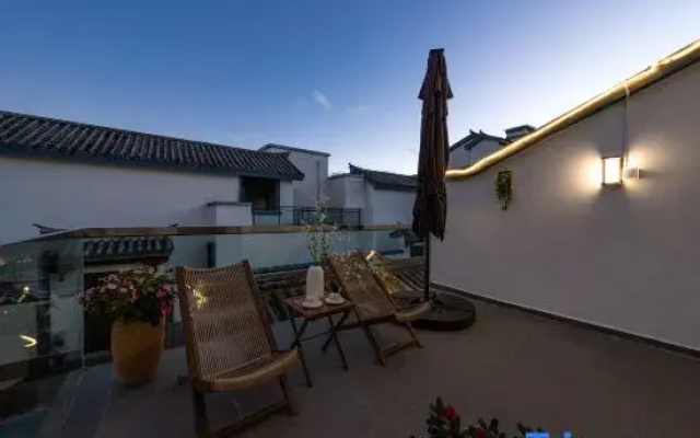 Three Sisters Wenquan Homestay