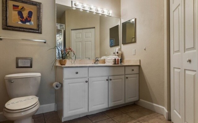 4 Bedrooms S / Lucaya Village Townhouse by RedAwning