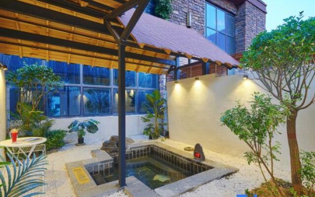 Manpu Tianmu Yangyan Hot Spring Hotel (Zhenbeibao Western Studios See Helan Performing Arts Town)