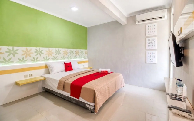 RedDoorz near Malioboro Tugu Station Jogja 2 – Guest Rooms – Yogyakarta