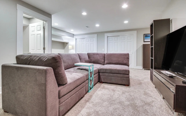 Vibrant Downtown Cincinnati Townhome w/ Sauna!