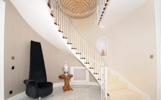 Captivating 5-bed House in Woking