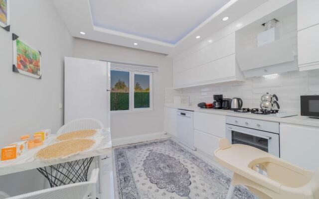 Villa With Pool and Backyard in Kepez