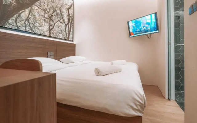 A Hotel Bugis – Guest Rooms – Singapore