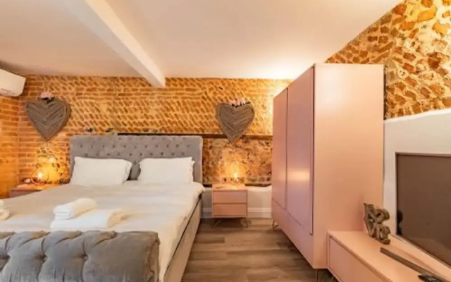 Host Stay Rogues Barn
