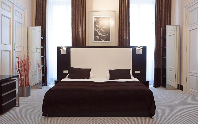 Old Town Square Residence by Emblem