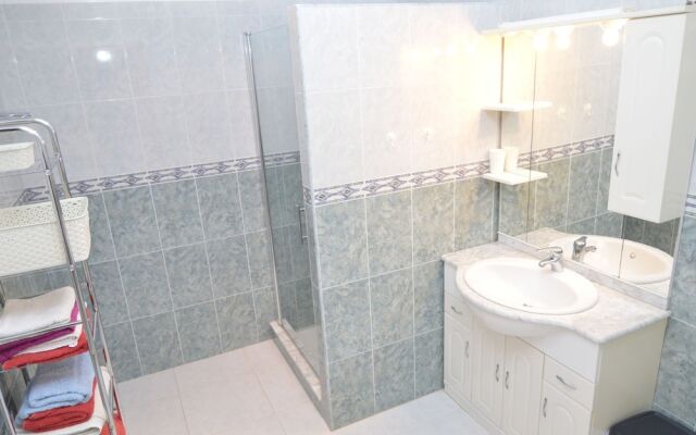 Large Villa With Private Pool and Five Bedrooms in Benijofar