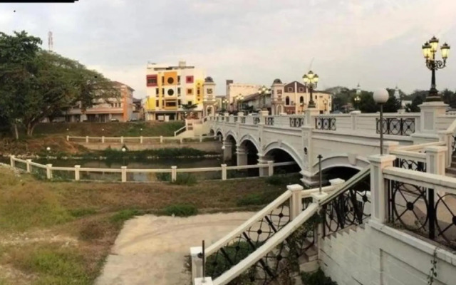 Abby Hotel By The River Town