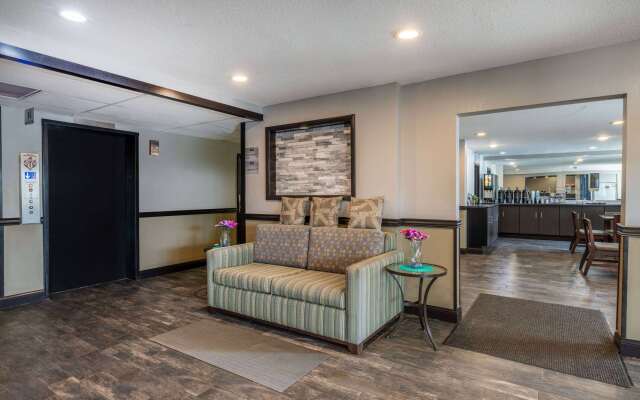 Travelodge by Wyndham Brooklyn Center