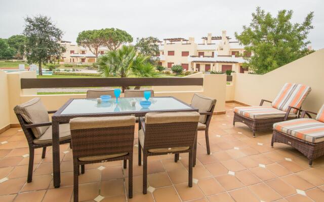 Traditional Townhouse in Vila Sol by Ideal Homes