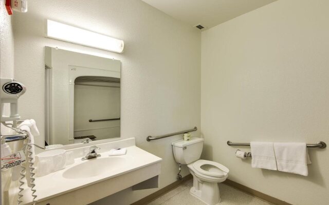 Motel 6 Toronto Brampton