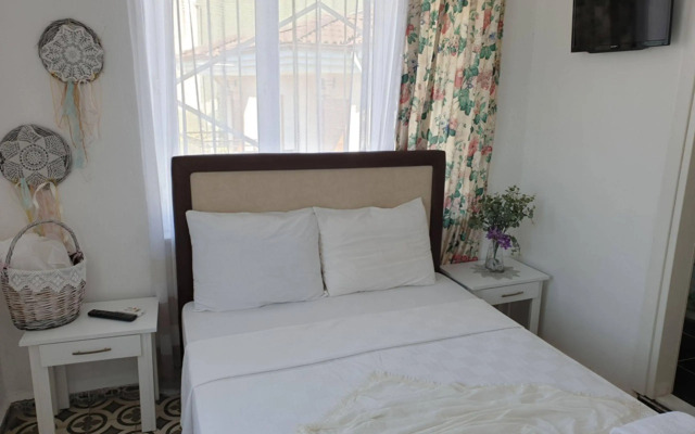 Lacivert Hotel