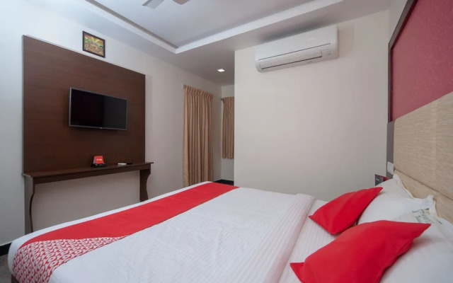 OYO 16595 Famous Residency