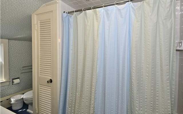 221 Shore Road - Nine Bedroom House