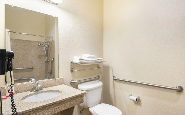 OYO Townhouse Clute Lake Jackson