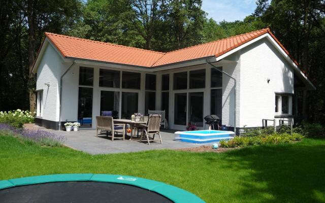 Country House With Fireplace at Bedafse Bergen