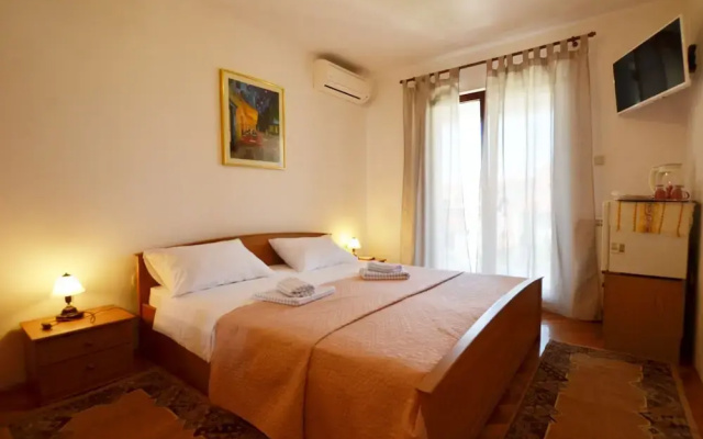 Sleek and Serene Flat and Rooms