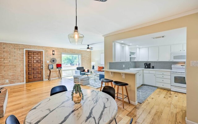 Stunning Old Town Condo: Pool & Sunset Views!