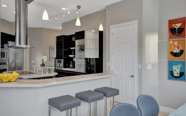 Lavish 8 Br Estate with Pool & Courts