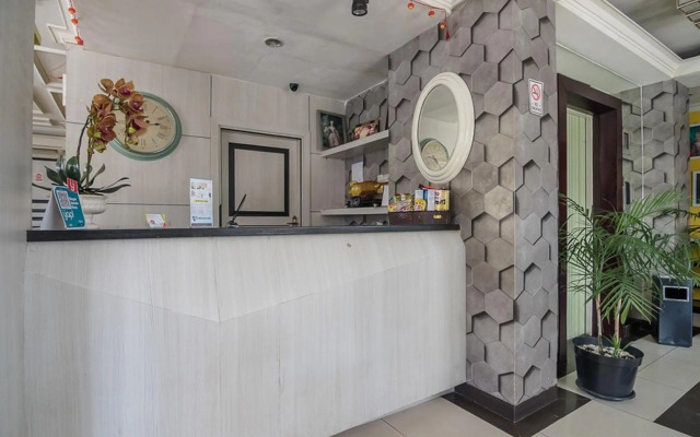RedDoorz Plus near Mangga Besar Station 2