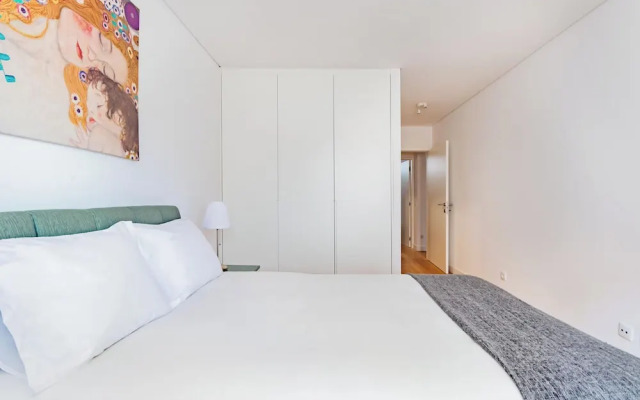 Oeiras Spacious and Coastal Flat