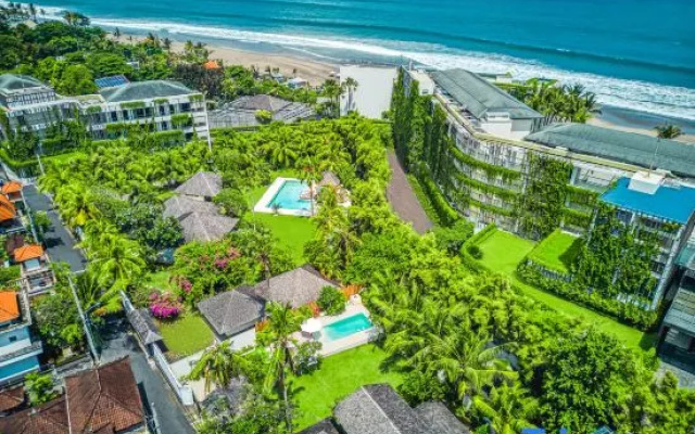 Spacious 2 Villas combined, 9 bedrooms, 2 pools – Outside – Kerobokan Kelod