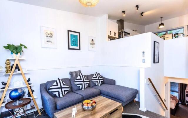 Awesomely Cozy Queenstown Home with a View