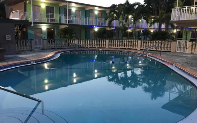 Tropical Inn & Suites