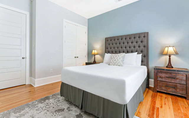 Amazing 4BR w Balcony by Hosteeva