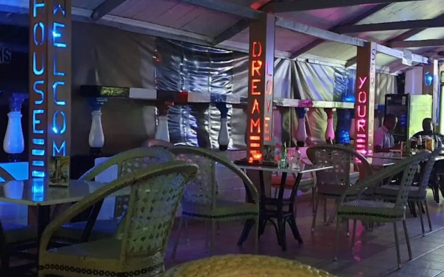 Siaya White Hotel