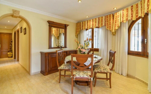 Villa - 5 Bedrooms with Pool - 105024