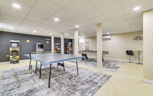 Hot Tub + Decks: Tree-lined Retreat in Pocono Lake