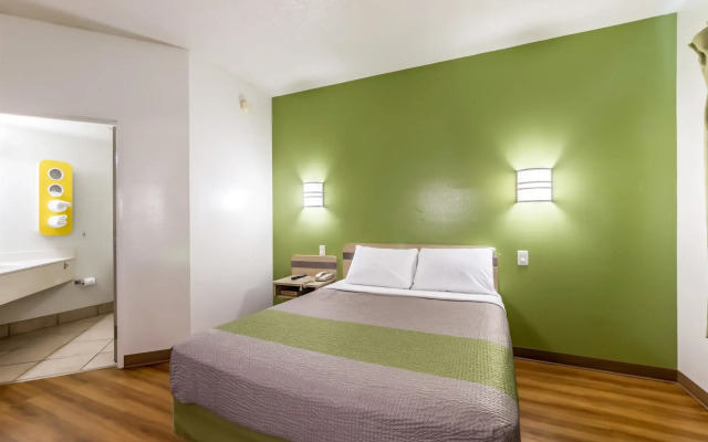 Motel 6 San Antonio, TX - South