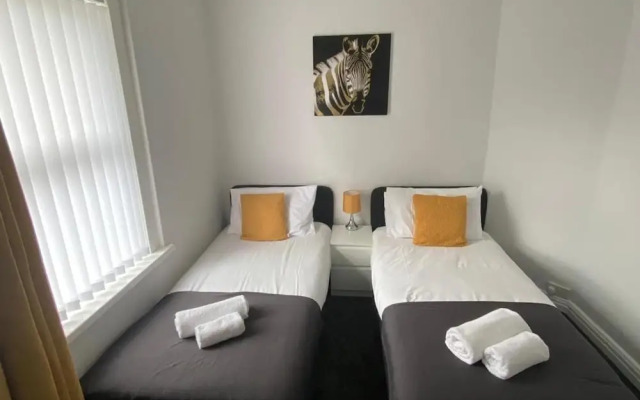 House - Sleeps 6 - Pet Friendly - Parking
