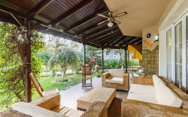 Charming Villa With Pool and Garden in Gebze