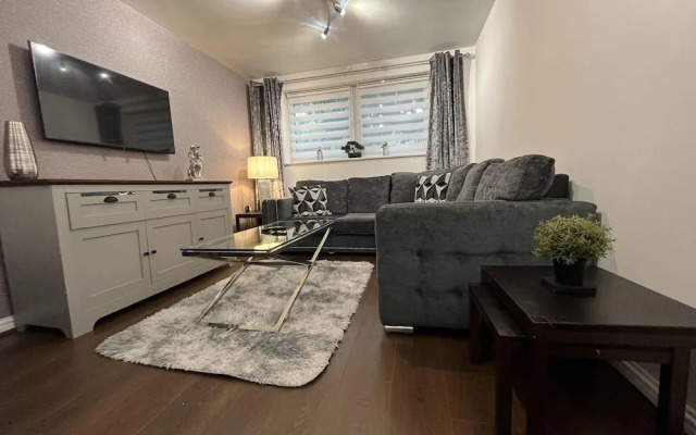 Modern Spacious Apartment in Private Grounds