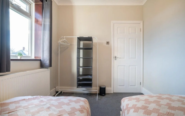 Stylish 3 Bed House-free Parking