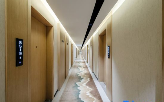 Yilong Ruiyun Hotel (Xinyang Railway Station Tianrun Square Branch)