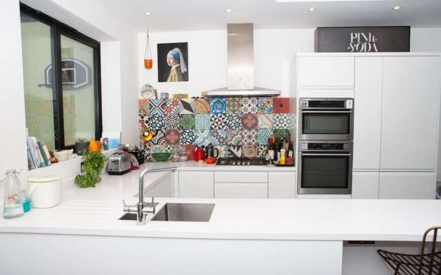 3 Bedroom Townhouse By Gloucester Road