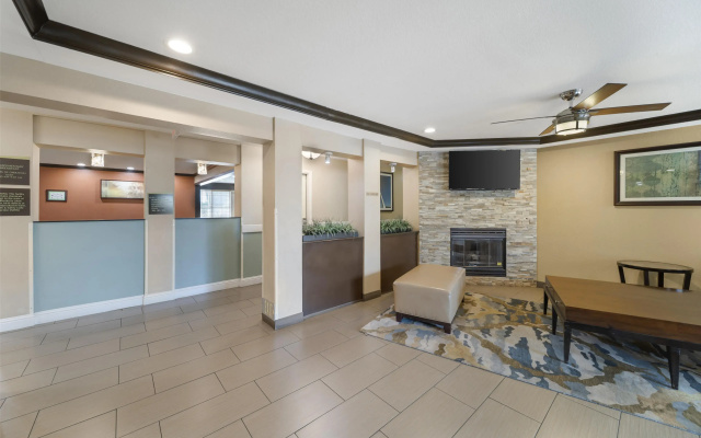 Best Western Plus Twin View Inn & Suites