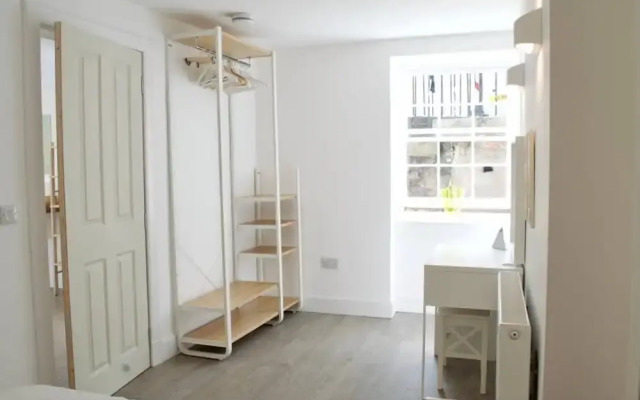 Beautiful 1 Bedroom Apartment On Broughton Street