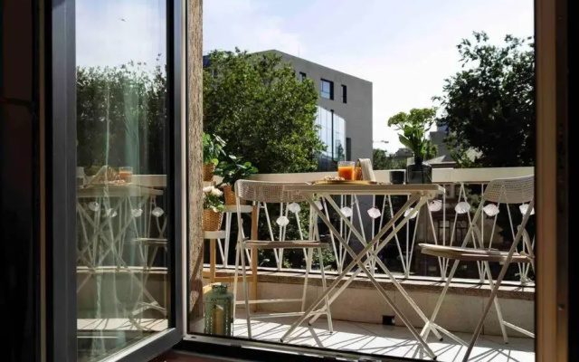 Bright 2BR Apartment - Top Location - City Balcony