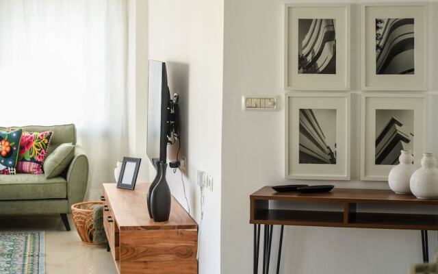 Stylish 3-BR Apt w Balcony and Parking