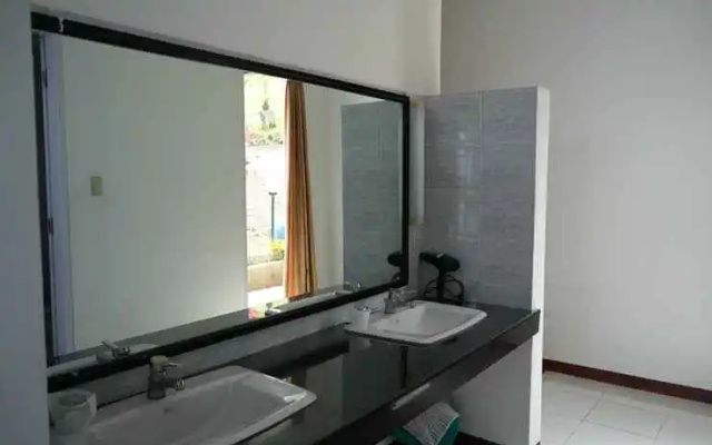 Tiara Bunga Hotel & Villa – Bathroom – Tara Bunga