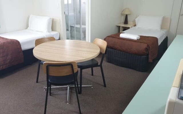 Earls Court Motel & Apartments