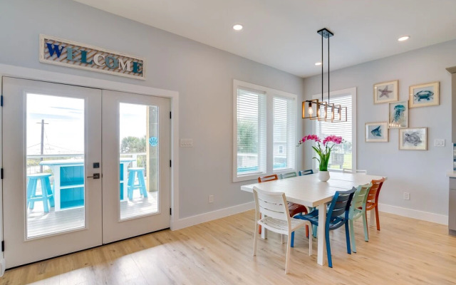 Steps to Beach: Vibrant House in Galveston!