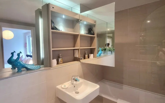 2Bed-2Bath Flat - Gym Pool Balcony Lift